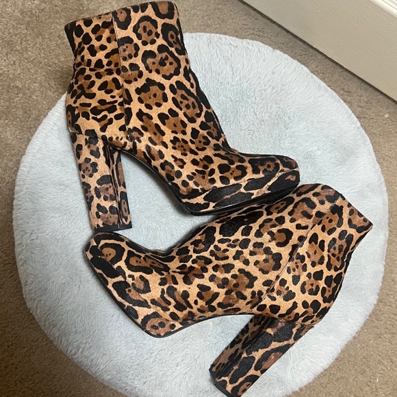 Calvin Klein Martha Leopard Haircalf Platform Booties Size 8 - Picture 4 of 7